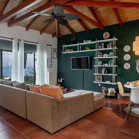 Orianthi's Beachfront Feriehus